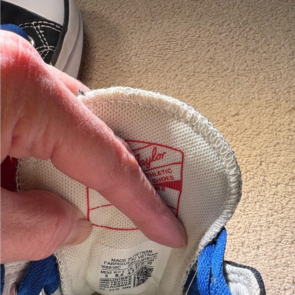 Women Chuck Taylor Sneaker - Picture 8 of 9